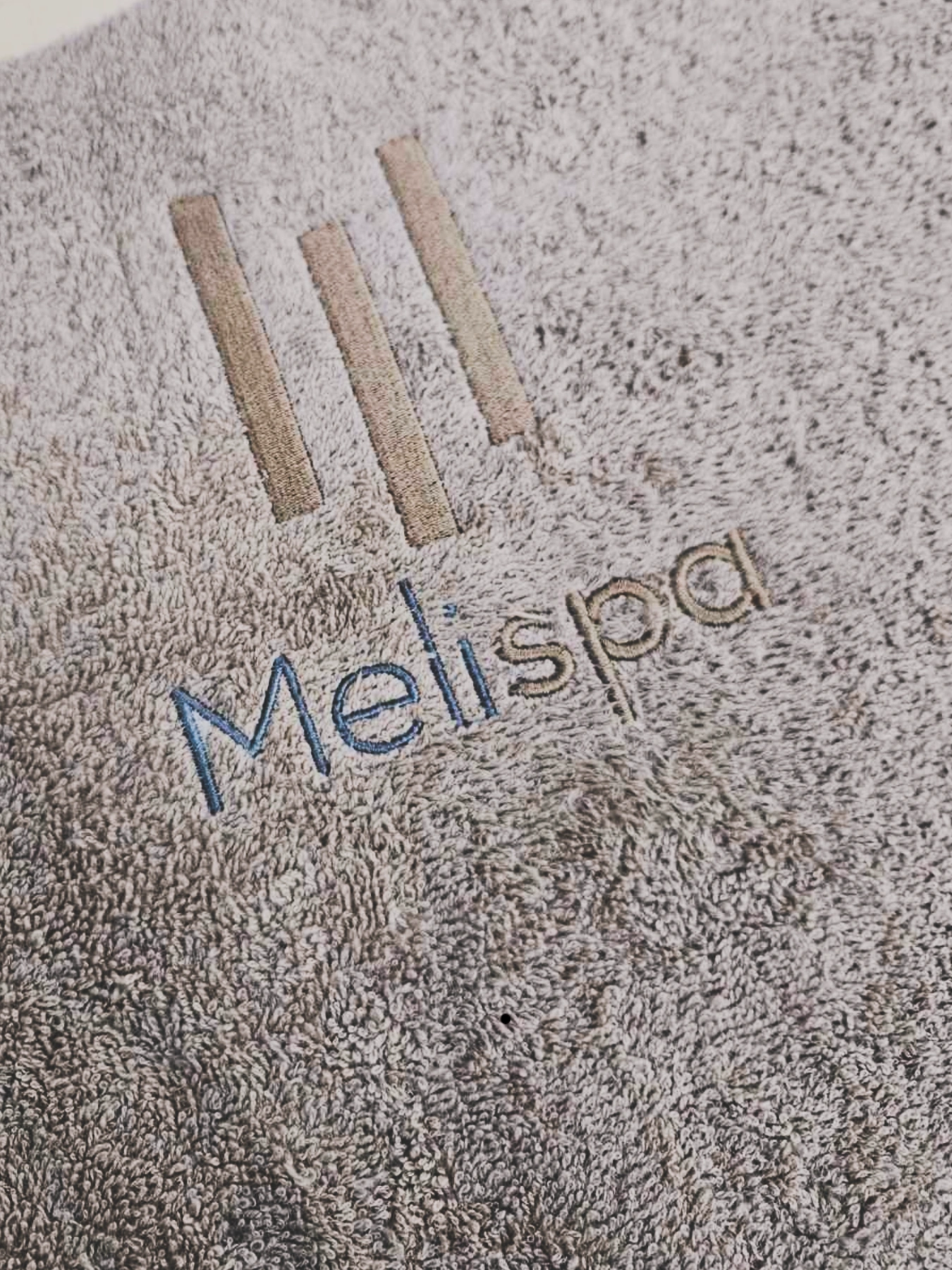 Λεπτομέρεια κεντημένης πετσέτας spa